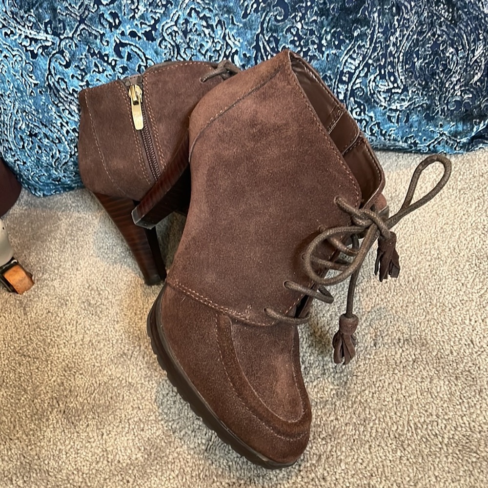AK ANNE KLEIN “TUTORIAL” BOOTIE. GENUINE LEATHER in Dark Brown Suede, Size 7